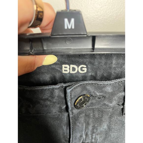 BDG Black Semi Distressed Mid Rise Shortie Trendy Basic Womens Shorts Size 26 - Picture 3 of 4